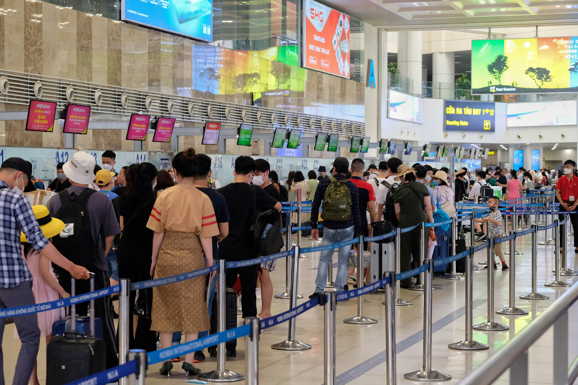 Sân bay Nội Bài đông đúc trước ngày nghỉ lễ, người người nhà nhà đi lu lịch sau tròn 1 năm làn sóng dịch lần thứ 4 - Ảnh 4.