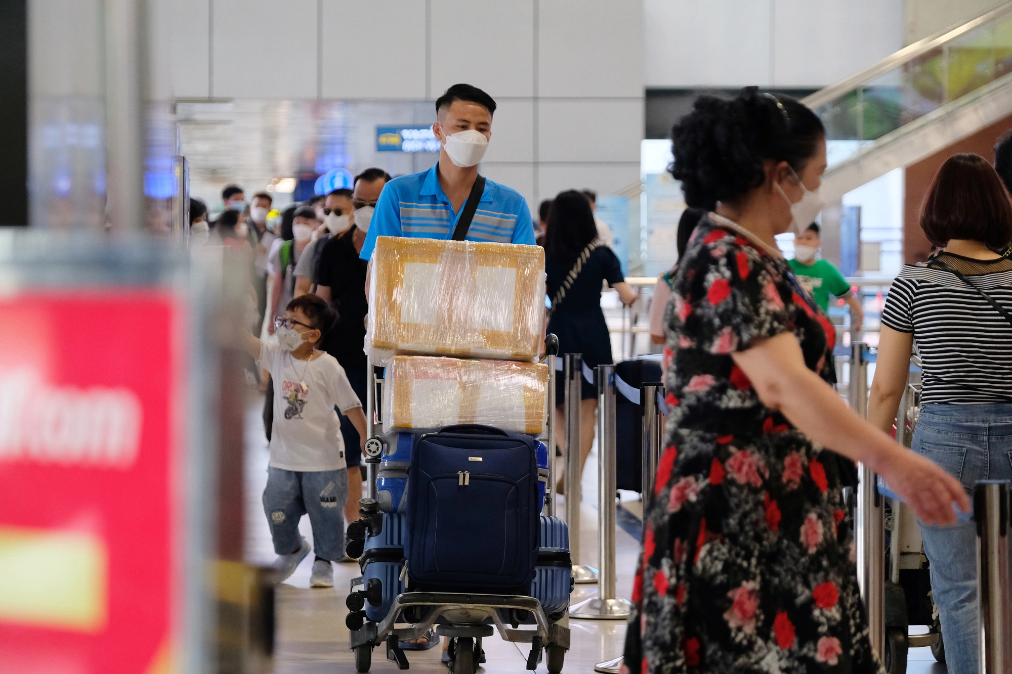 Sân bay Nội Bài đông đúc trước ngày nghỉ lễ, người người nhà nhà đi lu lịch sau tròn 1 năm làn sóng dịch lần thứ 4 - Ảnh 10.