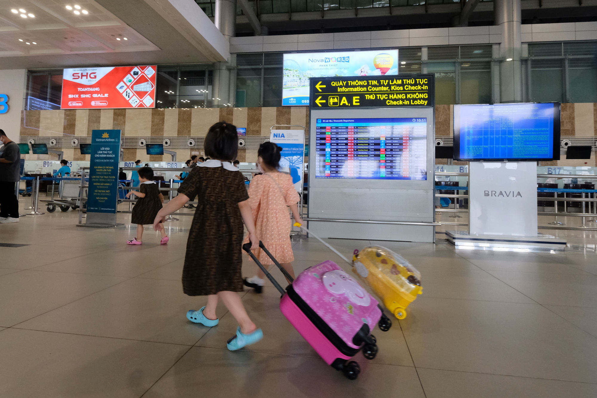 Sân bay Nội Bài đông đúc trước ngày nghỉ lễ, người người nhà nhà đi lu lịch sau tròn 1 năm làn sóng dịch lần thứ 4 - Ảnh 8.