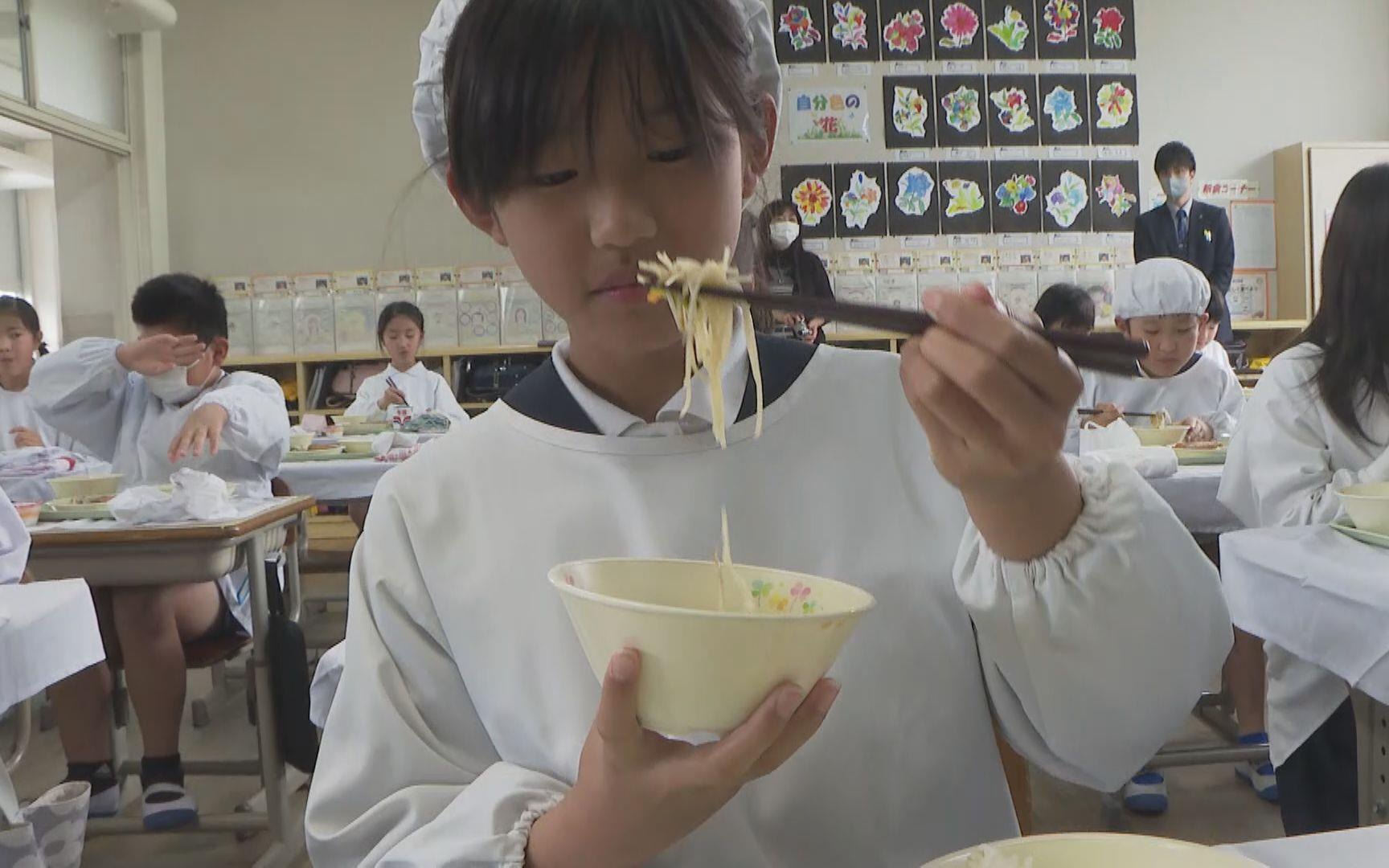 Bún bò Huế được đưa vào bữa trưa của các trường tiểu học Nhật Bản, dân mạng đặt câu hỏi “hình như thiếu một thứ quan trọng”