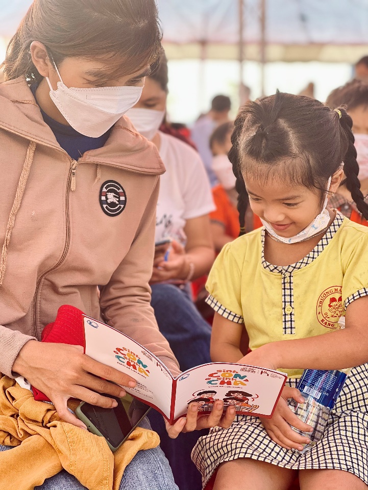 Generali, Quỹ BTTEVN và NSƯT Xuân Bắc mang kiến thức làm cha mẹ đến hàng trăm gia đình Quảng Nam - Ảnh 2.