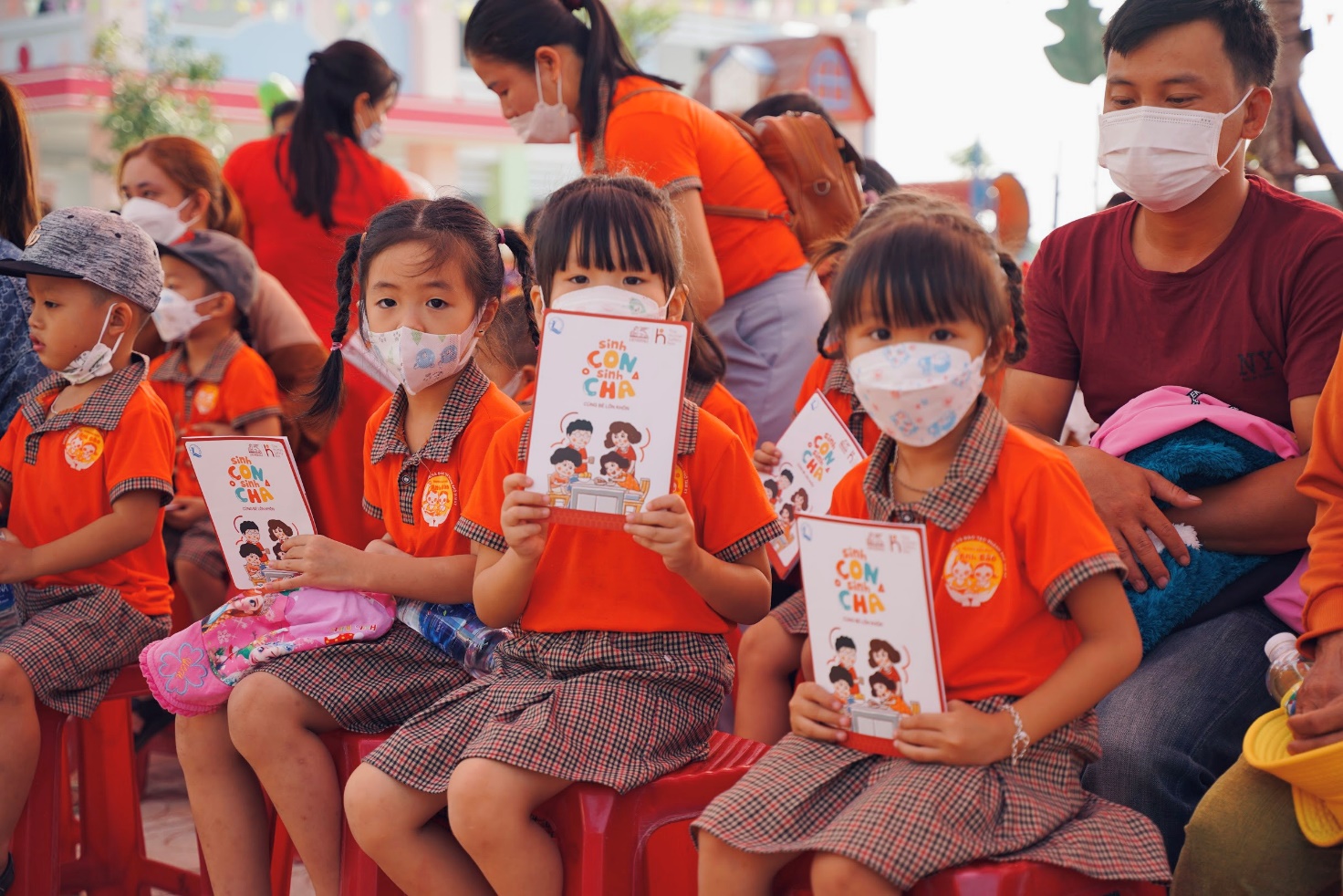 Generali, Quỹ BTTEVN và NSƯT Xuân Bắc mang kiến thức làm cha mẹ đến hàng trăm gia đình Quảng Nam - Ảnh 4.