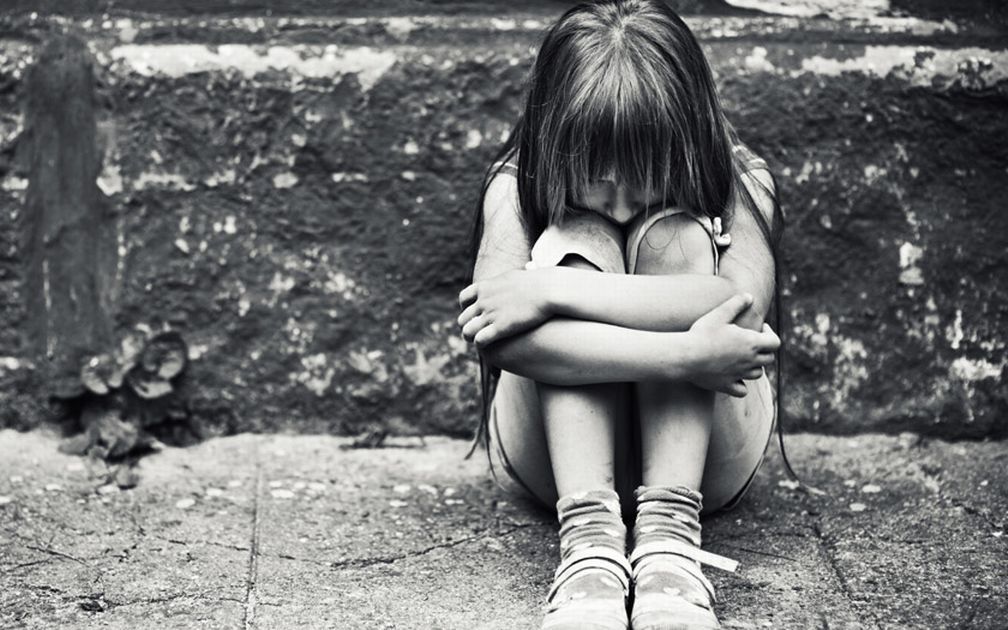 Từ câu chuyện bé gái 13 tuổi dùng mảnh thủy tinh cứa vào cổ tay chảy máu: Làm thế nào để cha mẹ biết con bị trầm cảm trước khi có hành vi tự tử?