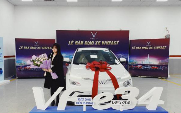 Lướt Shopee khi chờ sạc xe VinFast VF e34: “Trải nghiệm thú vị”