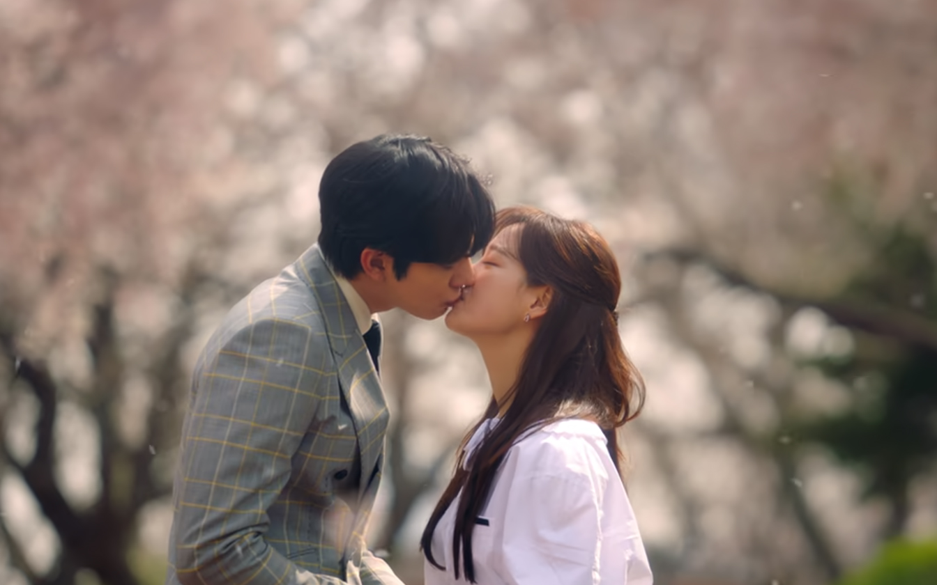 Hẹn hò chốn công sở tập cuối: Tae Moo cầu hôn Ha Ri dưới hàng hoa anh đào đầy lãng mạn - Ảnh 4.