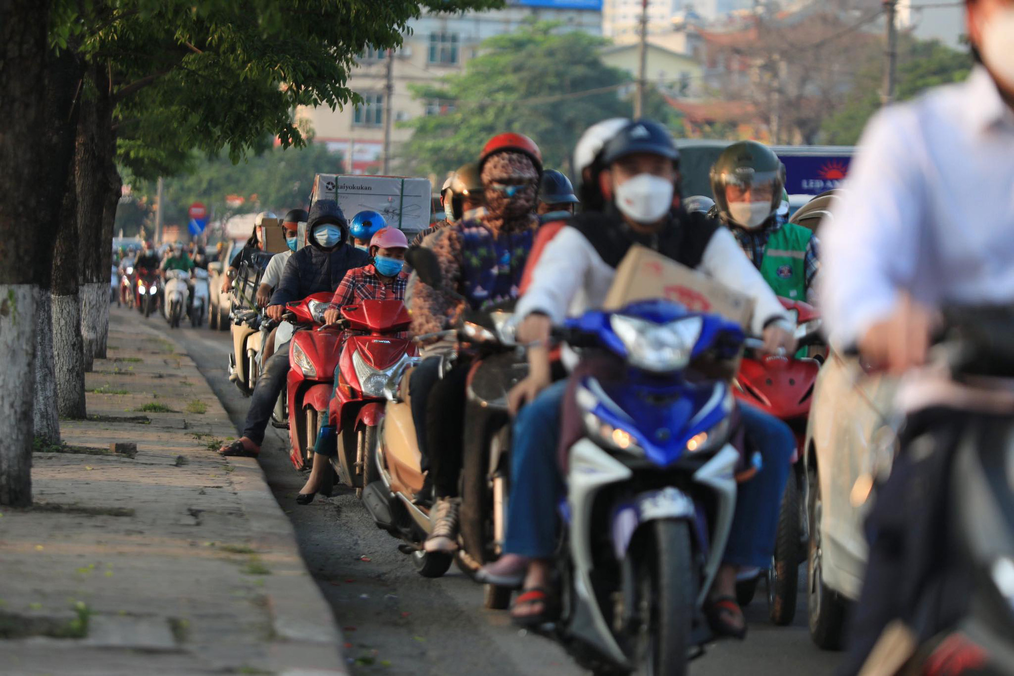 Hà Nội: Cửa ngõ ra vào thành phố chật như nêm trước ngày nghỉ lễ Giỗ Tổ Hùng Vương, CSGT vất vả phân luồng - Ảnh 8.