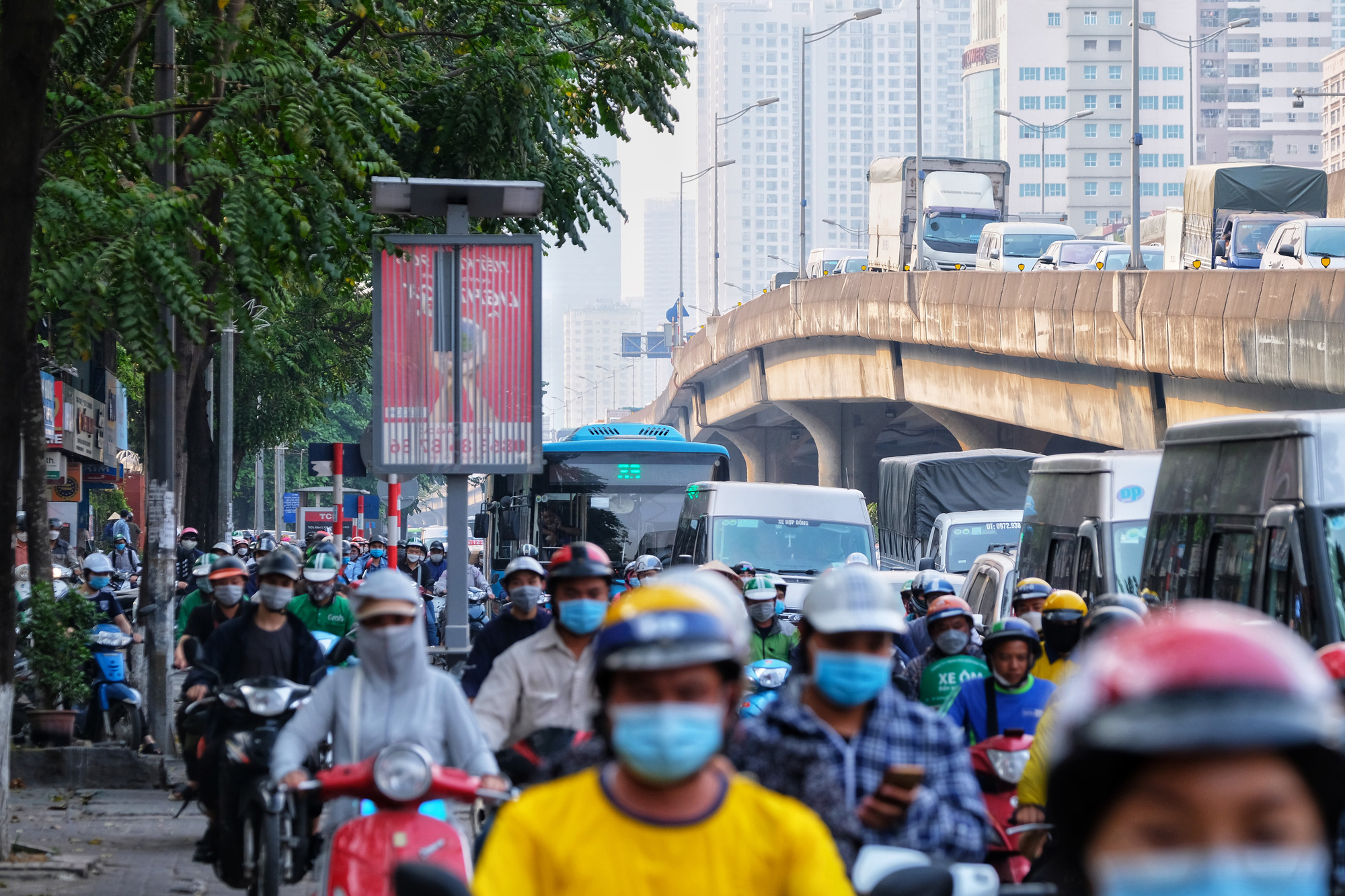 Hà Nội: Cửa ngõ ra vào thành phố chật như nêm trước ngày nghỉ lễ Giỗ Tổ Hùng Vương, CSGT vất vả phân luồng - Ảnh 1.