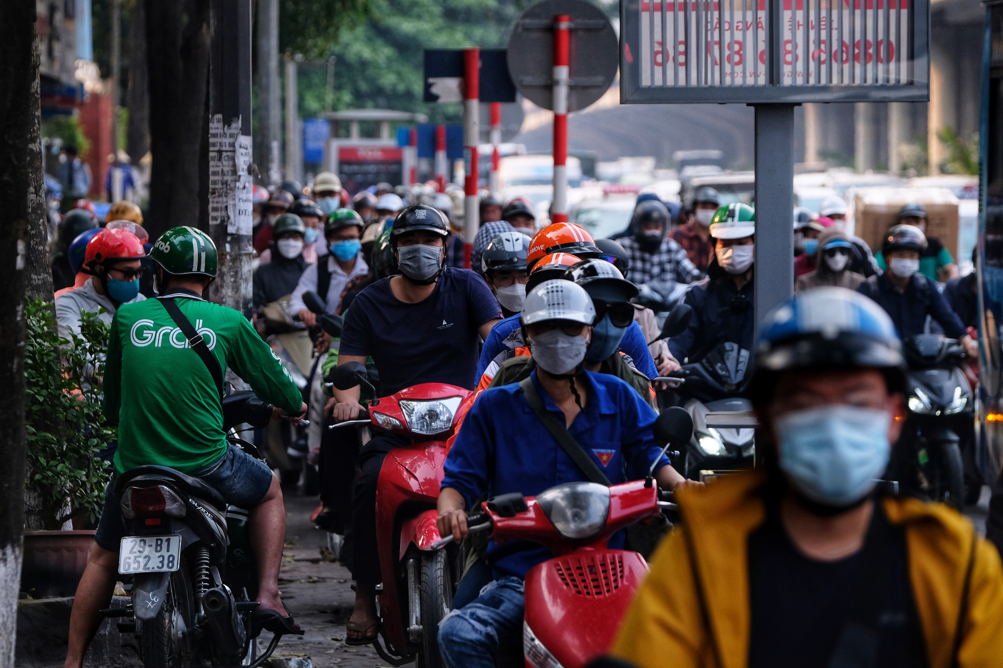 Hà Nội: Cửa ngõ ra vào thành phố chật như nêm trước ngày nghỉ lễ Giỗ Tổ Hùng Vương, CSGT vất vả phân luồng - Ảnh 2.