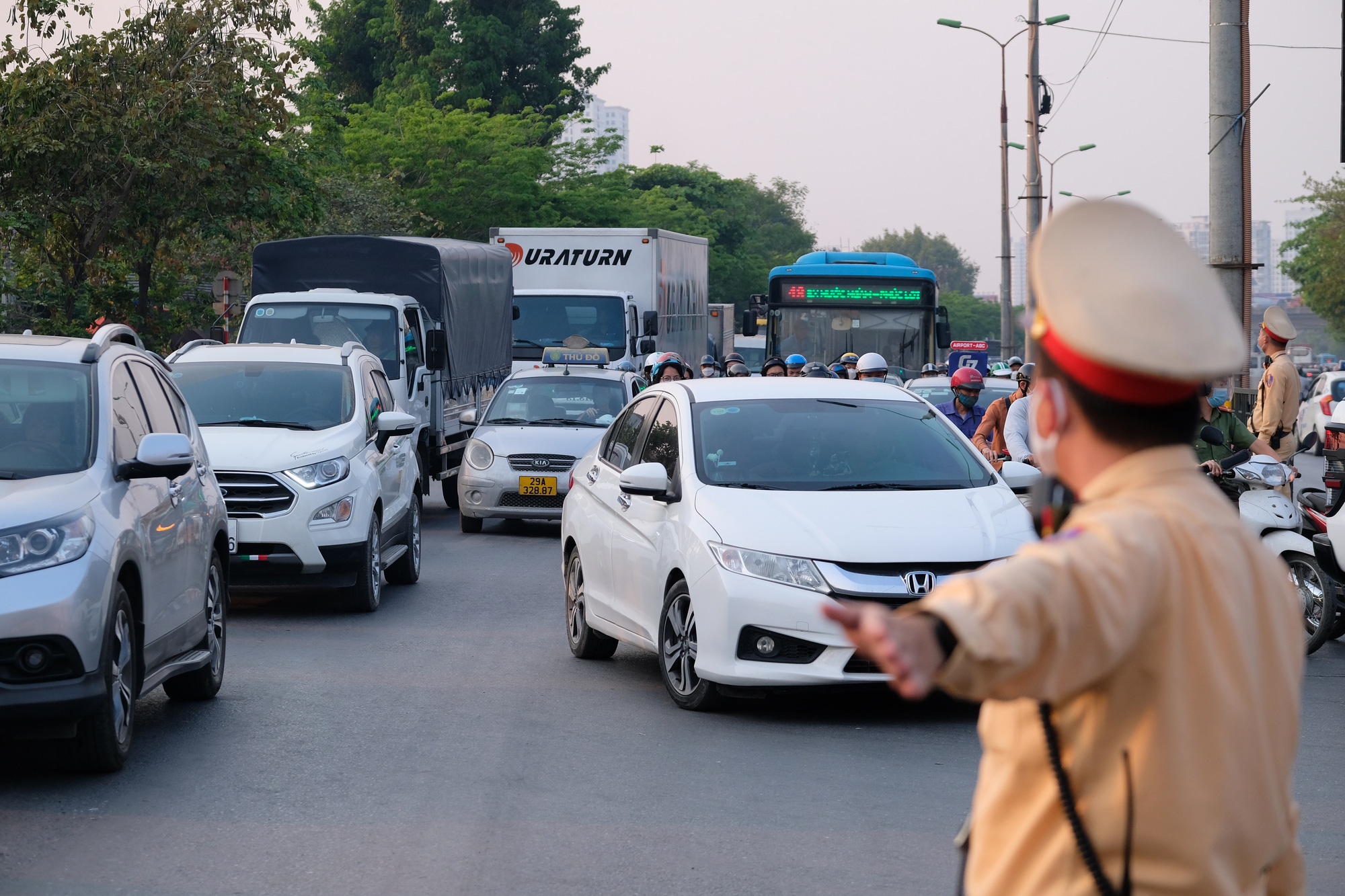 Hà Nội: Cửa ngõ ra vào thành phố chật như nêm trước ngày nghỉ lễ Giỗ Tổ Hùng Vương, CSGT vất vả phân luồng - Ảnh 6.