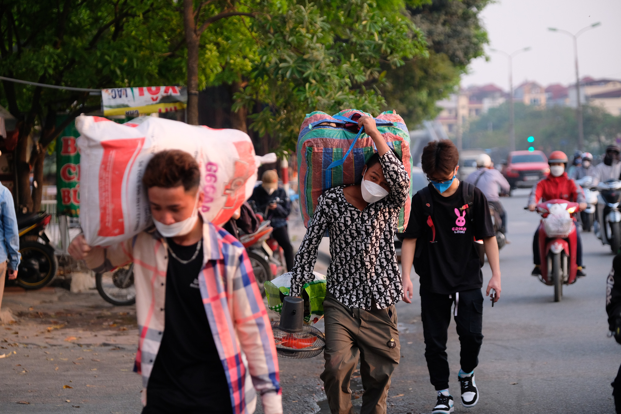 Hà Nội: Cửa ngõ ra vào thành phố chật như nêm trước ngày nghỉ lễ Giỗ Tổ Hùng Vương, CSGT vất vả phân luồng - Ảnh 10.