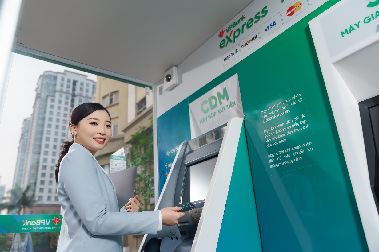 Các chi nhánh VPBank đồng loạt “thay áo mới” - Ảnh 2.
