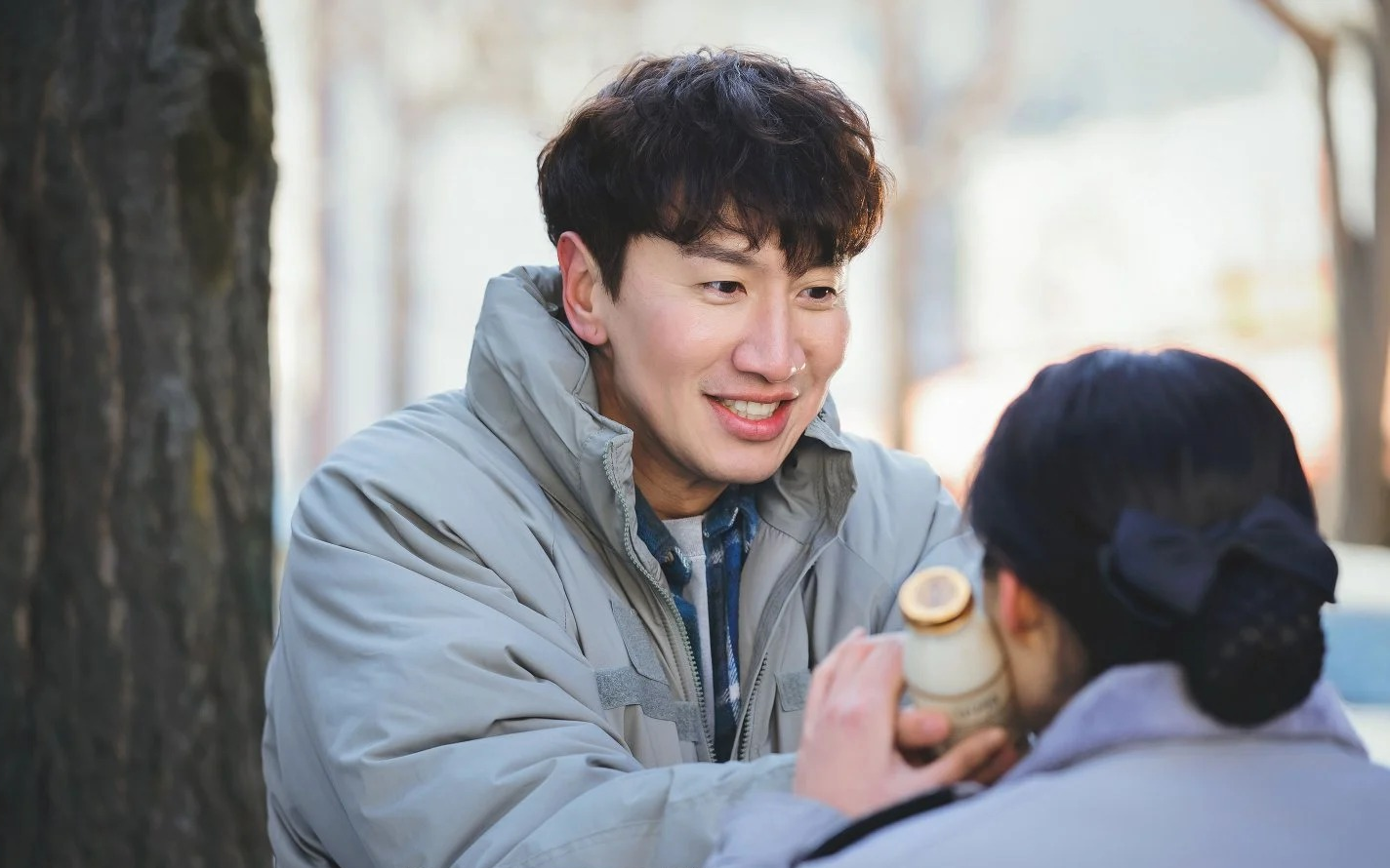 Lộ loạt ảnh Lee Kwang Soo trong phim mới ra mắt trong tháng 4: "Vựa muối" không còn hài hước?