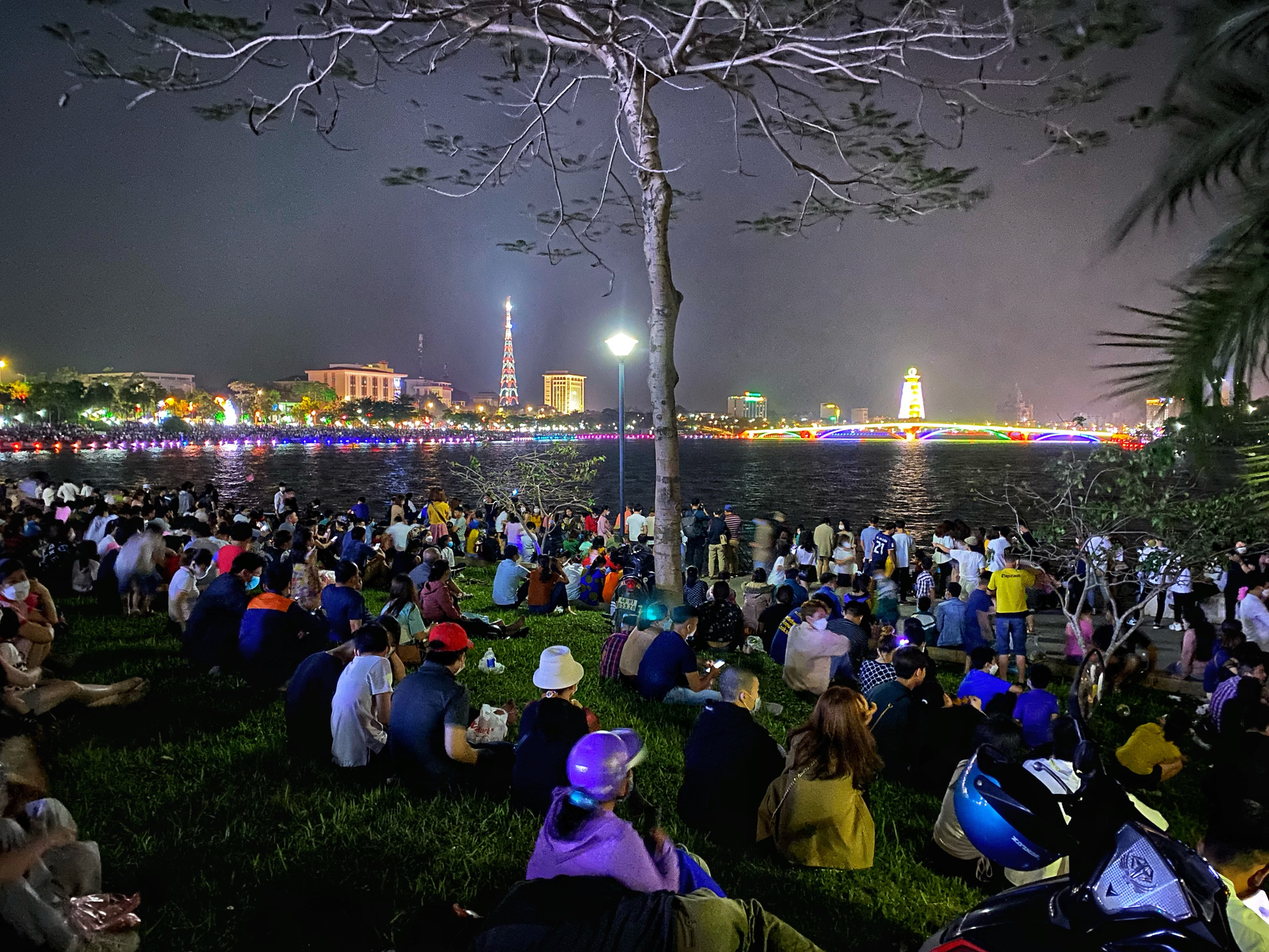 Màn pháo hoa tầm cao lung linh sắc màu chào mừng lễ Giỗ Tổ Hùng Vương - Ảnh 7.