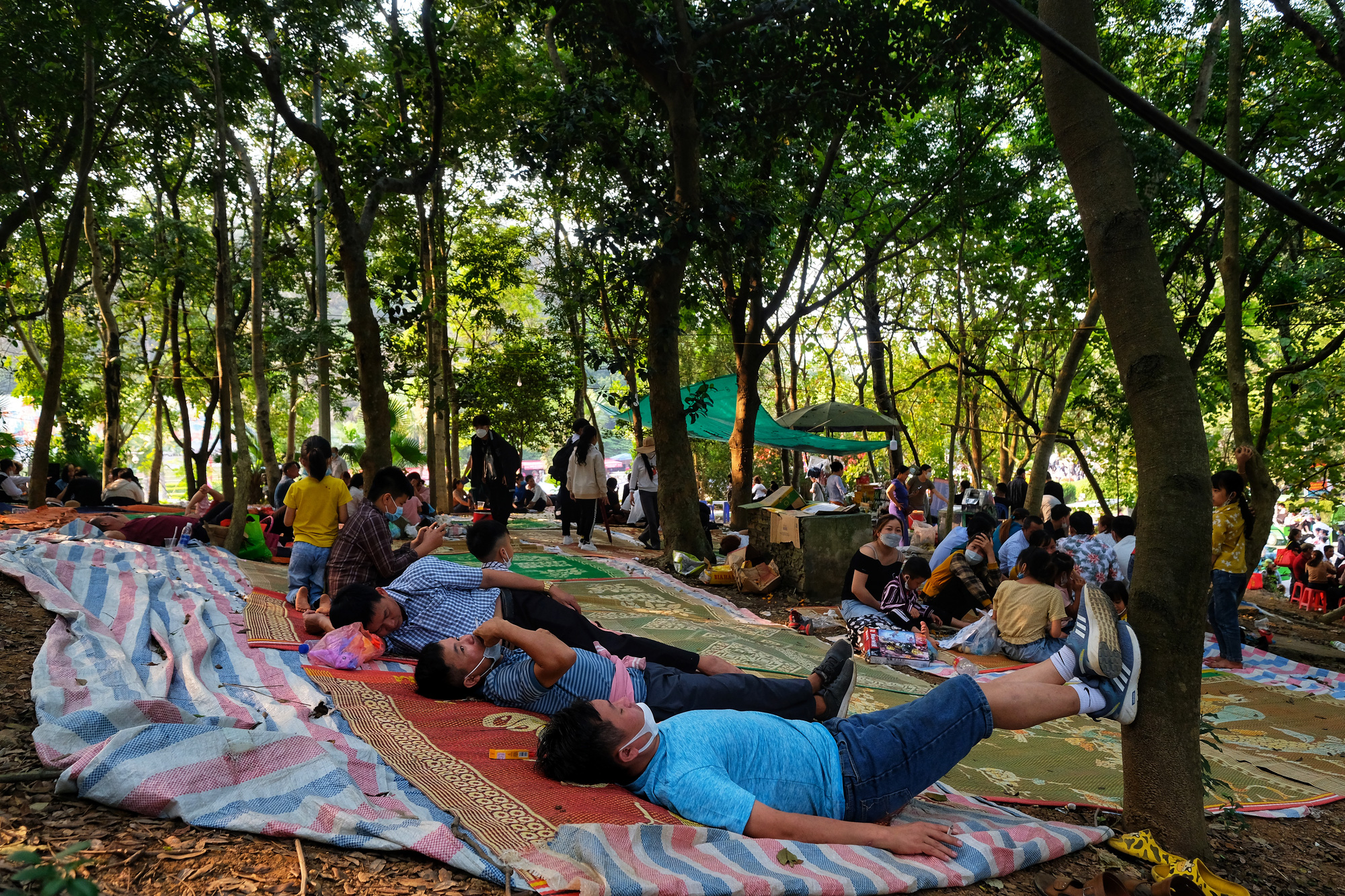 Du khách thập phương ùn ùn kéo về đền Hùng ngày đầu nghỉ lễ, dịch vụ cho thuê chiếu đắt khách - Ảnh 11.