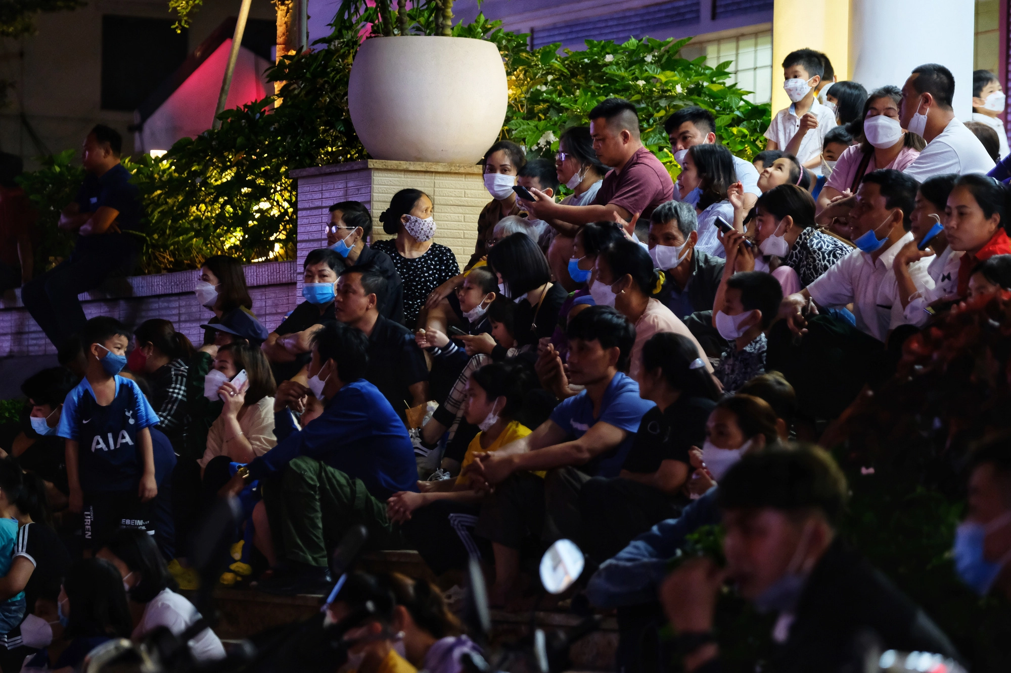 Hàng ngàn người dân chen chân xem pháo hoa dịp Giỗ Tổ Hùng Vương - Ảnh 2.
