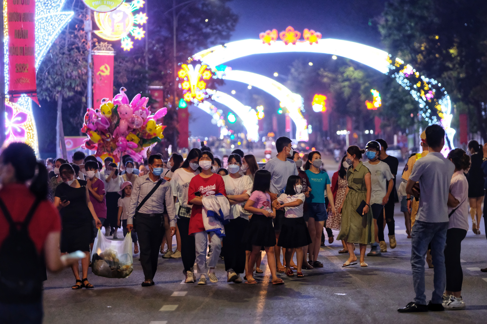 Hàng ngàn người dân chen chân xem pháo hoa dịp Giỗ Tổ Hùng Vương - Ảnh 8.