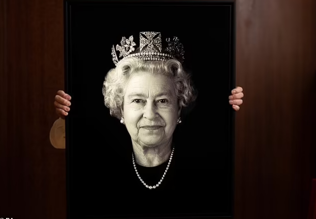 Bức chân dung chưa từng thấy của Nữ hoàng Anh được công bố với báu vật đặc biệt 200 năm tuổi, hiếm có khó tìm - Ảnh 2.