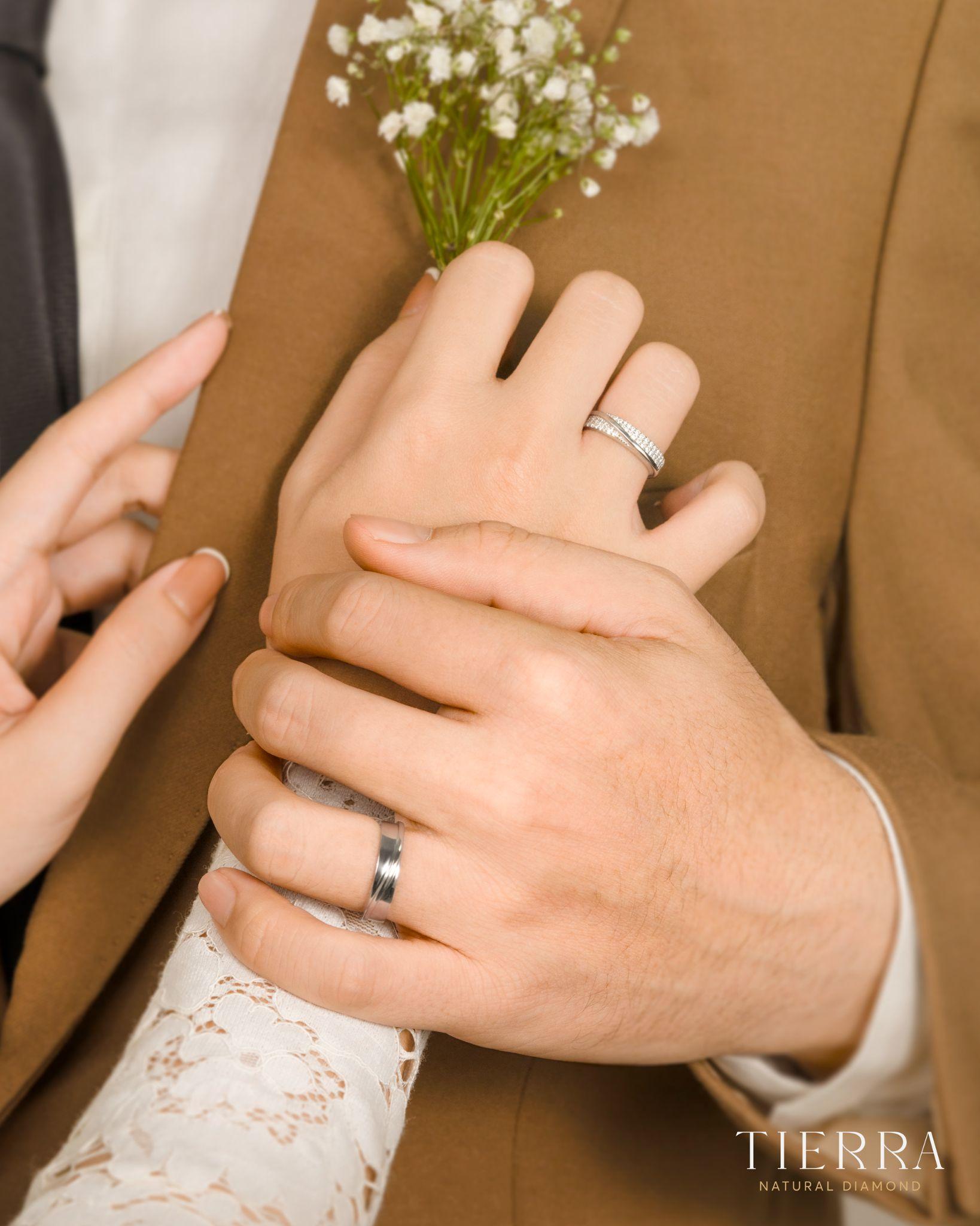 Xu hướng nhẫn cưới vàng trắng cho các cặp đôi thanh lịch, hiện đại - Ảnh 1.