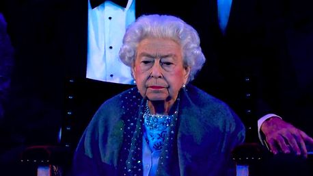Khoảnh khắc độc lạ và hài hước của Nữ hoàng Anh trong sự kiện đầu tiên mừng đại lễ Bạch Kim &quot;gây bão&quot; truyền thông - Ảnh 5.