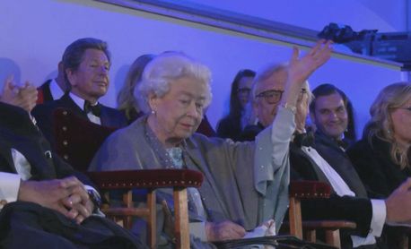 Khoảnh khắc độc lạ và hài hước của Nữ hoàng Anh trong sự kiện đầu tiên của đại lễ Bạch Kim &quot;gây bão&quot; truyền thông - Ảnh 5.