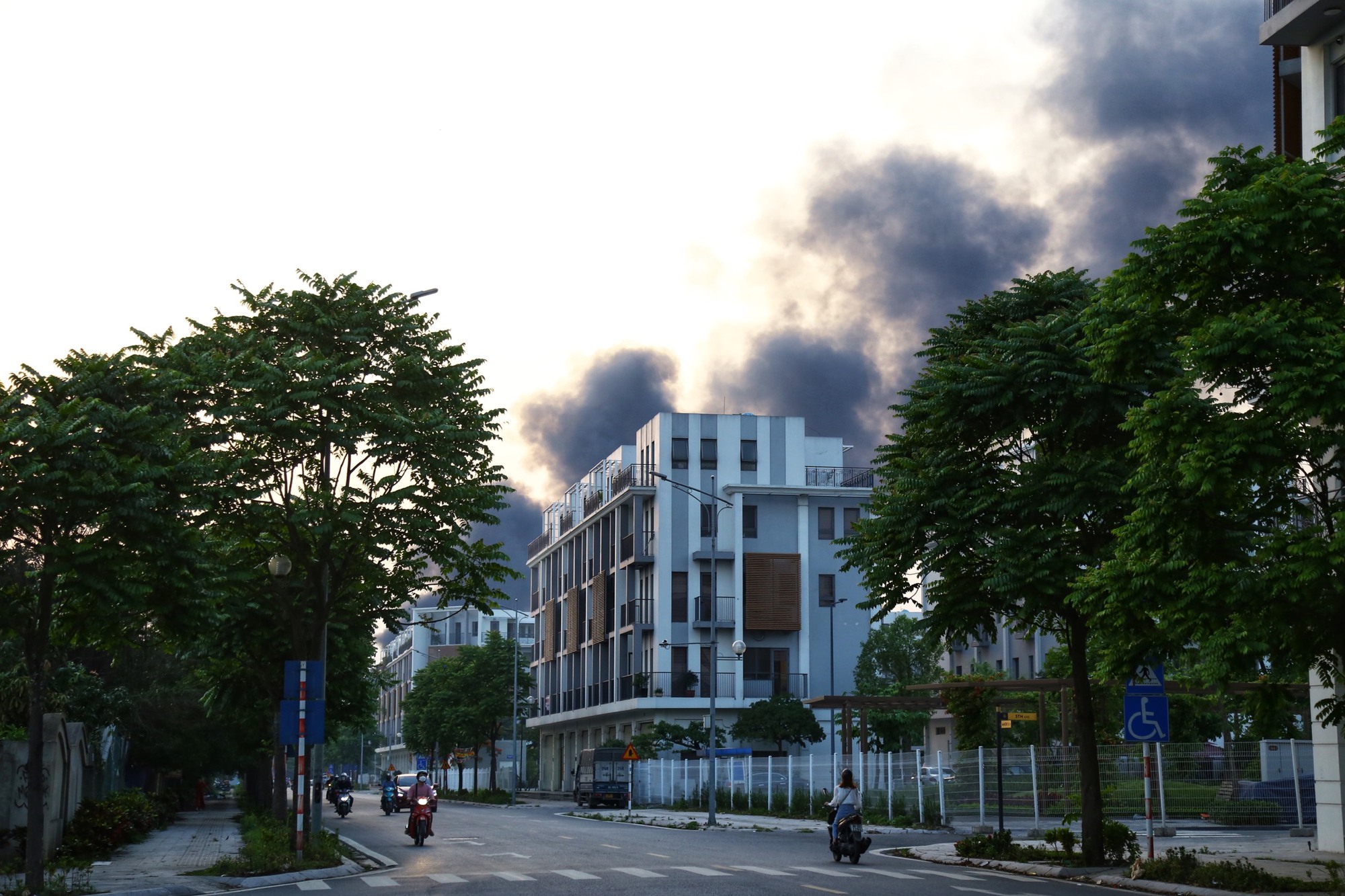 Hà Nội: Cháy lớn bãi nhựa cạnh nghĩa địa ở xã Tân Triều, cột khói bốc cao hàng trăm mét - Ảnh 2.