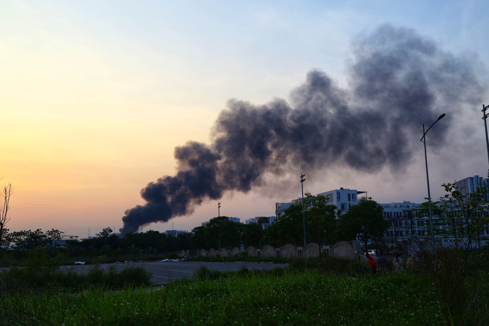 Hà Nội: Cháy lớn bãi nhựa cạnh nghĩa địa ở xã Tân Triều, cột khói bốc cao hàng trăm mét - Ảnh 1.