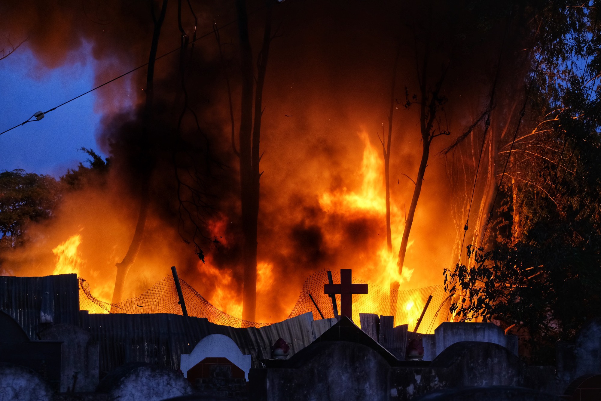 Hà Nội: Cháy lớn bãi nhựa cạnh nghĩa địa ở xã Tân Triều, cột khói bốc cao hàng trăm mét - Ảnh 9.