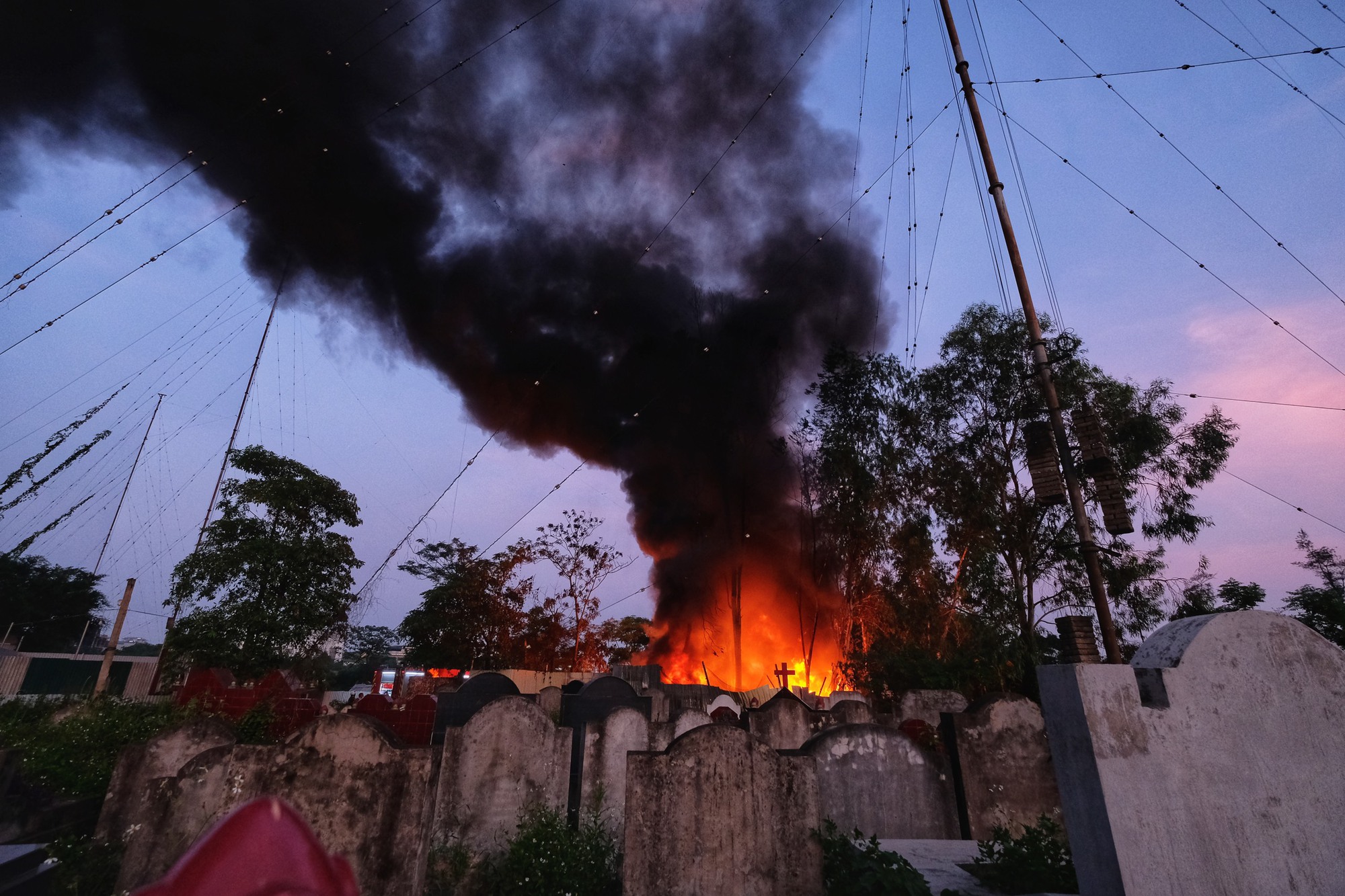 Hà Nội: Cháy lớn bãi nhựa cạnh nghĩa địa ở xã Tân Triều, cột khói bốc cao hàng trăm mét - Ảnh 6.