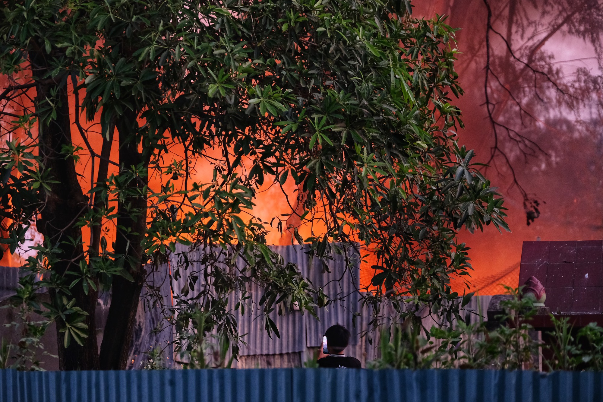 Hà Nội: Cháy lớn bãi nhựa cạnh nghĩa địa ở xã Tân Triều, cột khói bốc cao hàng trăm mét - Ảnh 8.