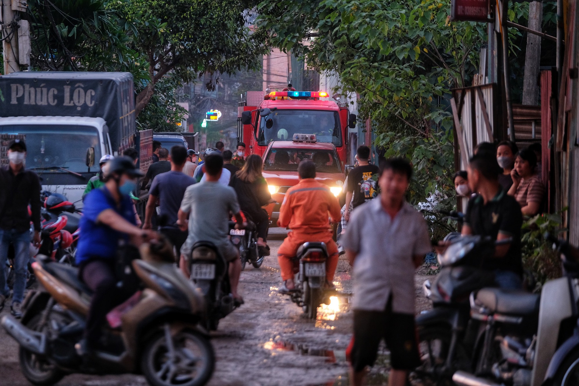 Hà Nội: Cháy lớn bãi nhựa cạnh nghĩa địa ở xã Tân Triều, cột khói bốc cao hàng trăm mét - Ảnh 10.