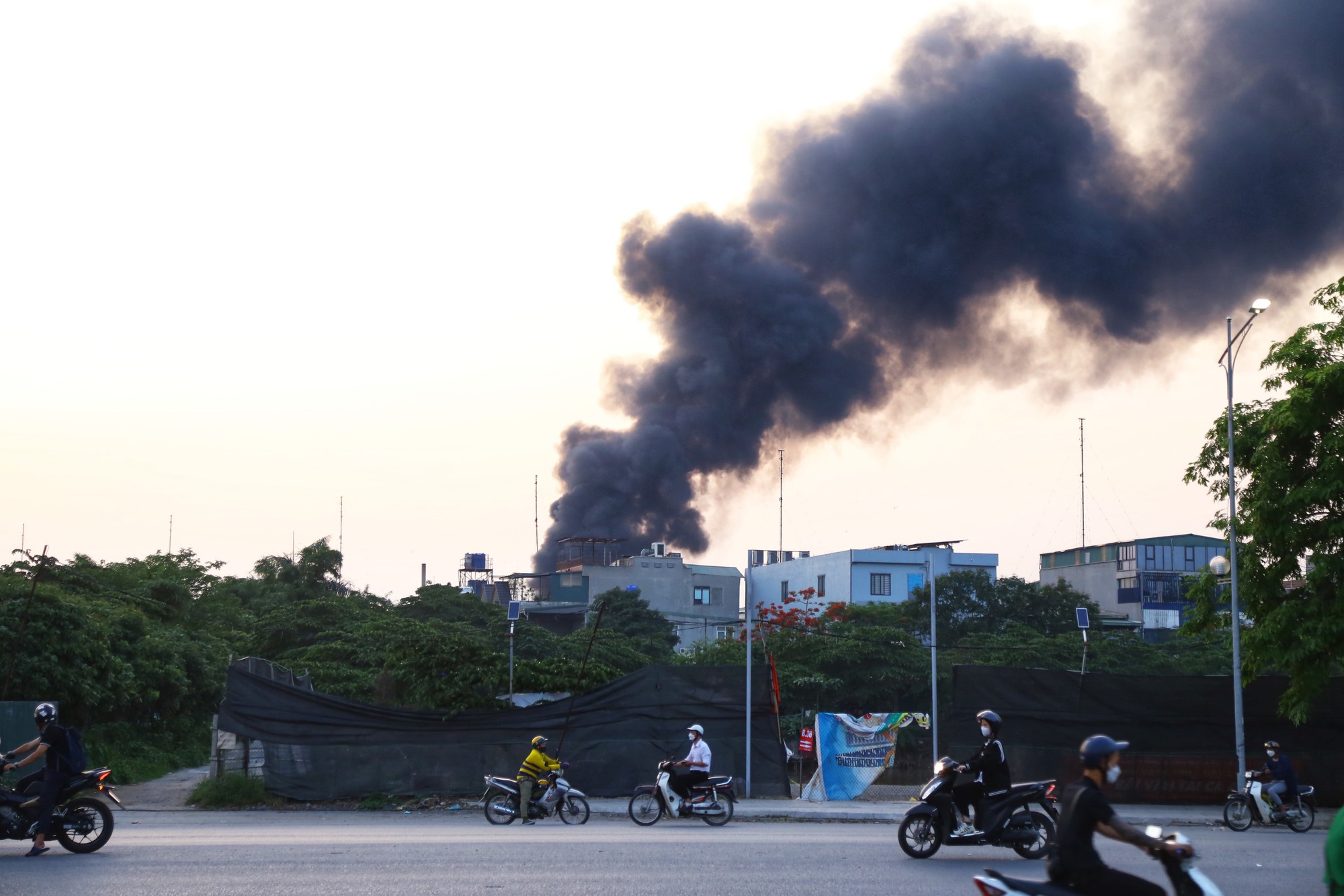 Hà Nội: Cháy lớn bãi nhựa cạnh nghĩa địa ở xã Tân Triều, cột khói bốc cao hàng trăm mét - Ảnh 3.