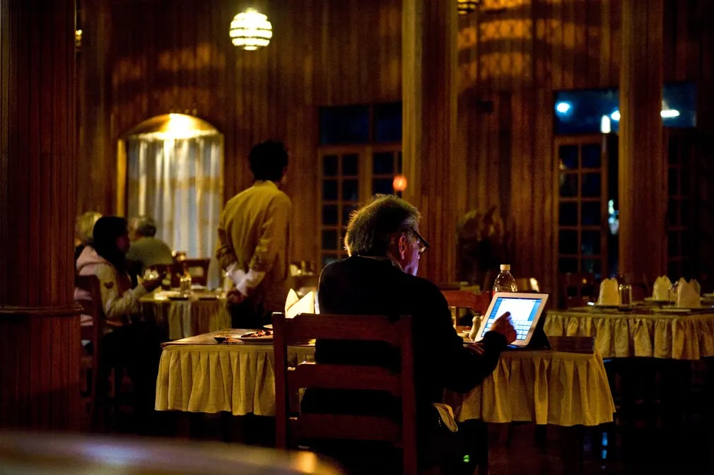 Nhiếp ảnh gia dành trọn 35 năm chỉ chụp những thực khách ngồi ăn một mình trong các nhà hàng, kết quả là một bộ ảnh gây ngỡ ngàng - Ảnh 2.