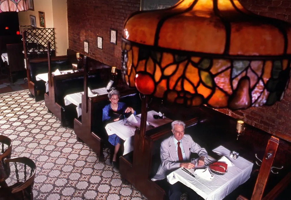 Nhiếp ảnh gia dành trọn 35 năm chỉ chụp những thực khách ngồi ăn một mình trong các nhà hàng, kết quả là một bộ ảnh gây ngỡ ngàng - Ảnh 4.