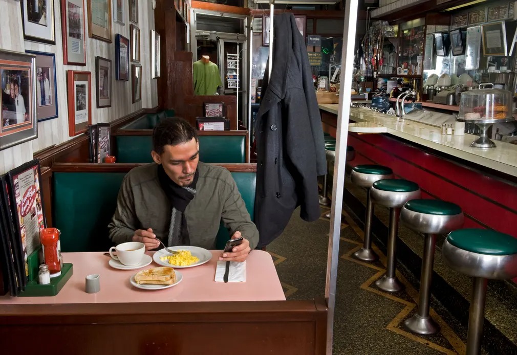 Nhiếp ảnh gia dành trọn 35 năm chỉ chụp những thực khách ngồi ăn một mình trong các nhà hàng, kết quả là một bộ ảnh gây ngỡ ngàng - Ảnh 5.