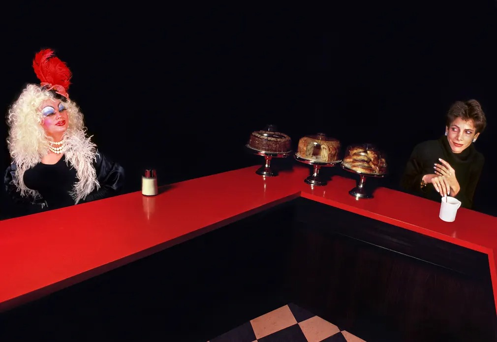 Nhiếp ảnh gia dành trọn 35 năm chỉ chụp những thực khách ngồi ăn một mình trong các nhà hàng, kết quả là một bộ ảnh gây ngỡ ngàng - Ảnh 6.