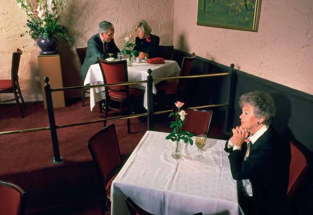 Nhiếp ảnh gia dành trọn 35 năm chỉ chụp những thực khách ngồi ăn một mình trong các nhà hàng, kết quả là một bộ ảnh gây ngỡ ngàng - Ảnh 7.