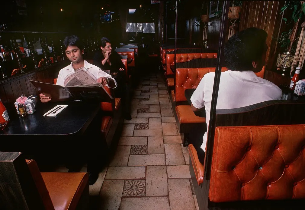 Nhiếp ảnh gia dành trọn 35 năm chỉ chụp những thực khách ngồi ăn một mình trong các nhà hàng, kết quả là một bộ ảnh gây ngỡ ngàng - Ảnh 8.