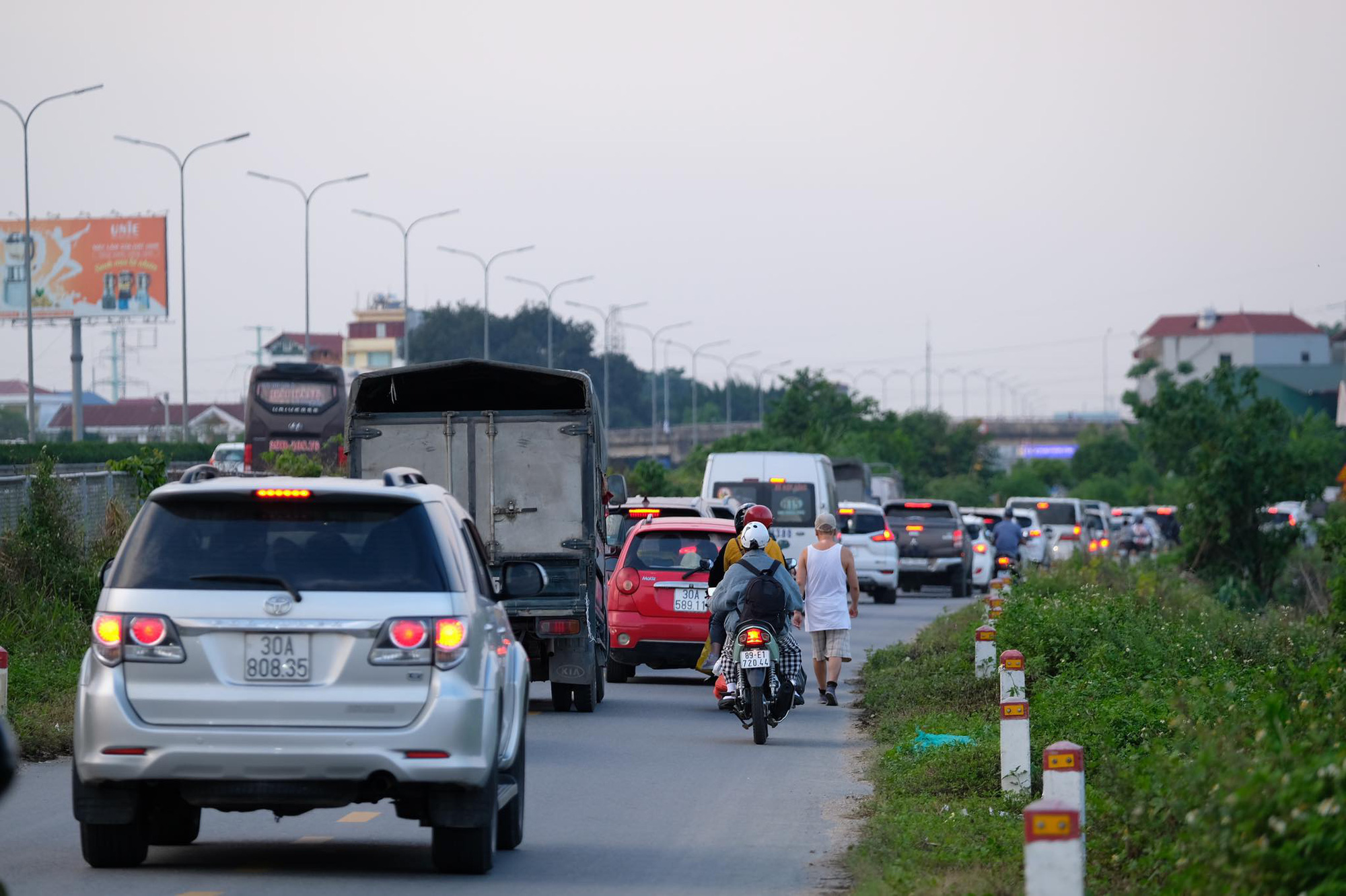 Người dân ùn ùn quay trở lại Hà Nội dù chưa kết thúc kỳ nghỉ lễ vì nỗi sợ tắc đường, giao thông khu vực cửa ngõ ùn ứ - Ảnh 9.
