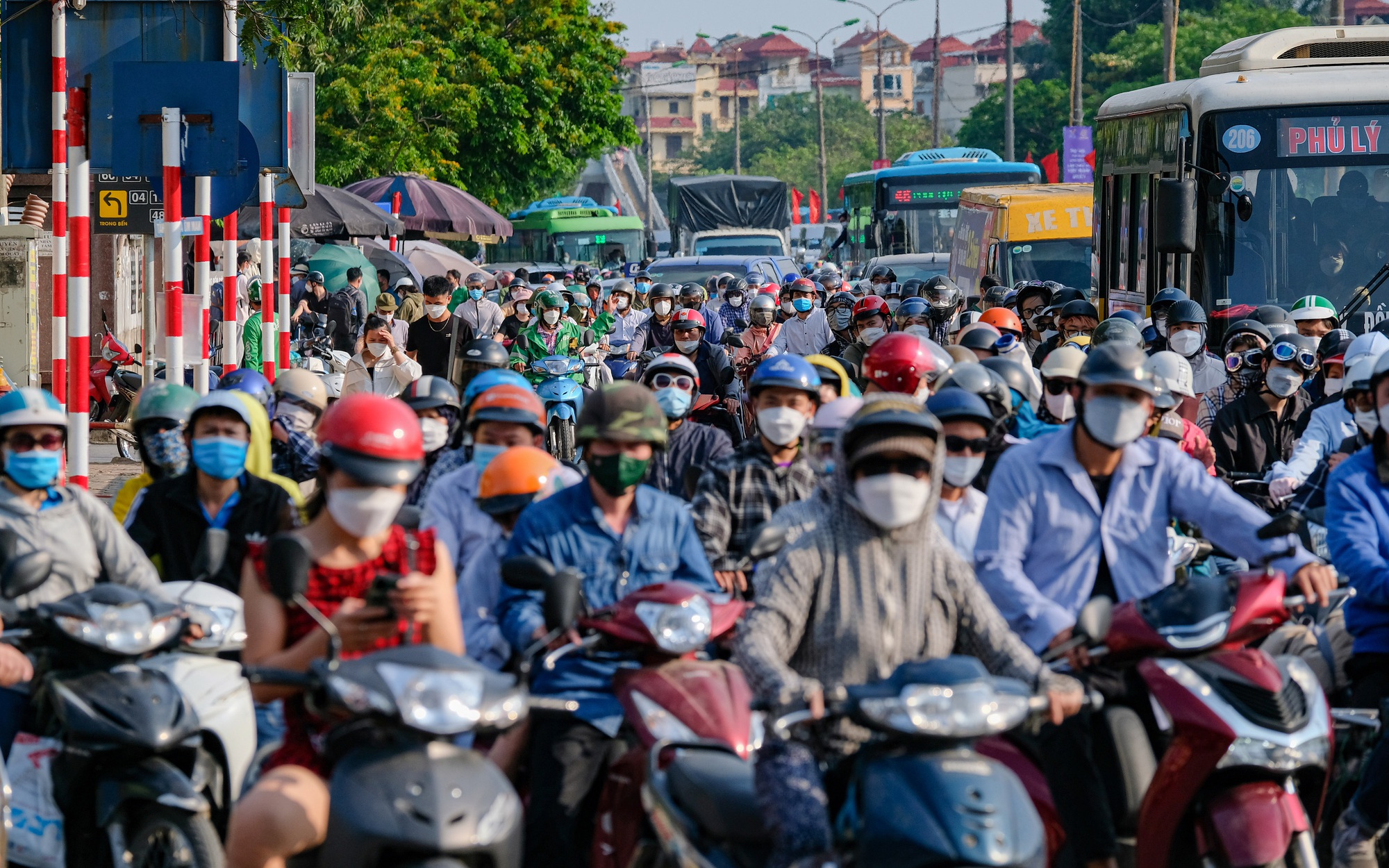 Người dân ùn ùn quay trở lại Hà Nội dù chưa kết thúc kỳ nghỉ lễ vì nỗi sợ tắc đường, giao thông khu vực cửa ngõ ùn ứ