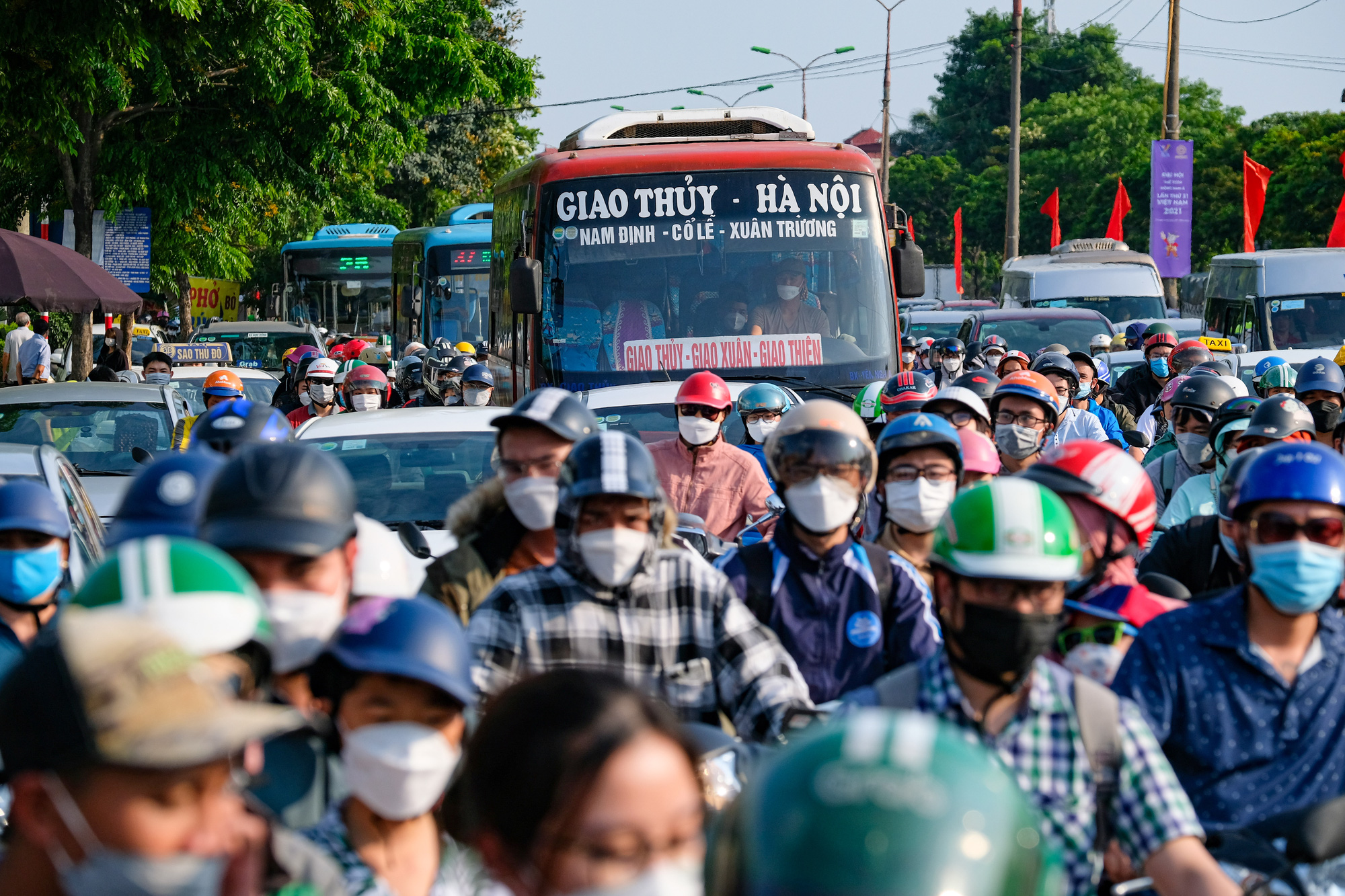 Chưa kết thúc nghỉ lễ, người dân đã lo trở lại Hà Nội vì nỗi lo tắc đường - Ảnh 2.