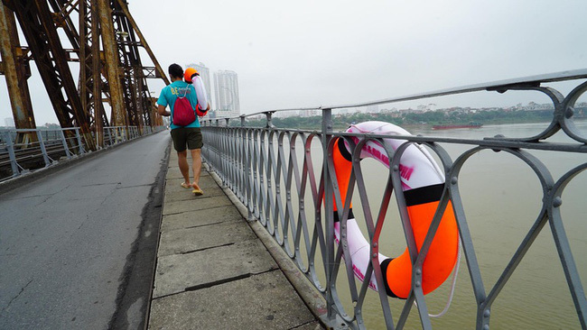 Chuyện về những chiếc phao cứu sinh ở cây cầu Hà Nội: Mạnh thường quân &quot;lộ diện&quot; kể về 10km trên sông Hồng - Ảnh 1.