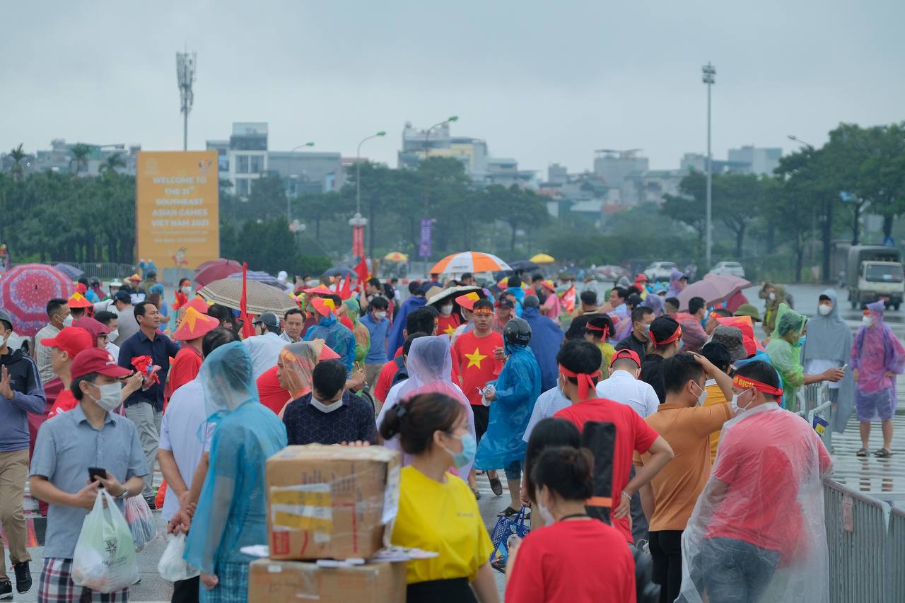Ngay lúc này tại Mỹ Đình: Người dân đội mưa xếp hàng trước mấy tiếng đồng hồ để xem U23 Việt Nam đá chung kết SEA Games - Ảnh 1.