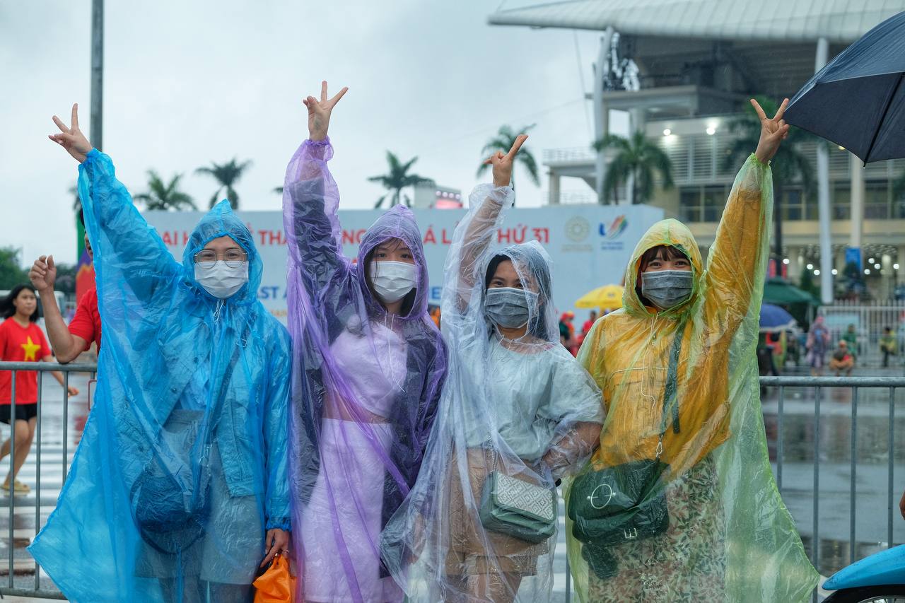 Ngay lúc này tại Mỹ Đình: Người dân đội mưa xếp hàng trước mấy tiếng đồng hồ để xem U23 Việt Nam đá chung kết SEA Games - Ảnh 5.