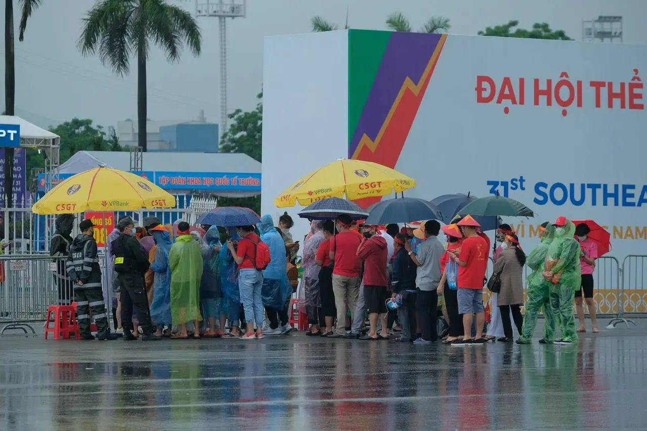 Ngay lúc này tại Mỹ Đình: Người dân đội mưa xếp hàng trước mấy tiếng đồng hồ để xem U23 Việt Nam đá chung kết SEA Games - Ảnh 2.