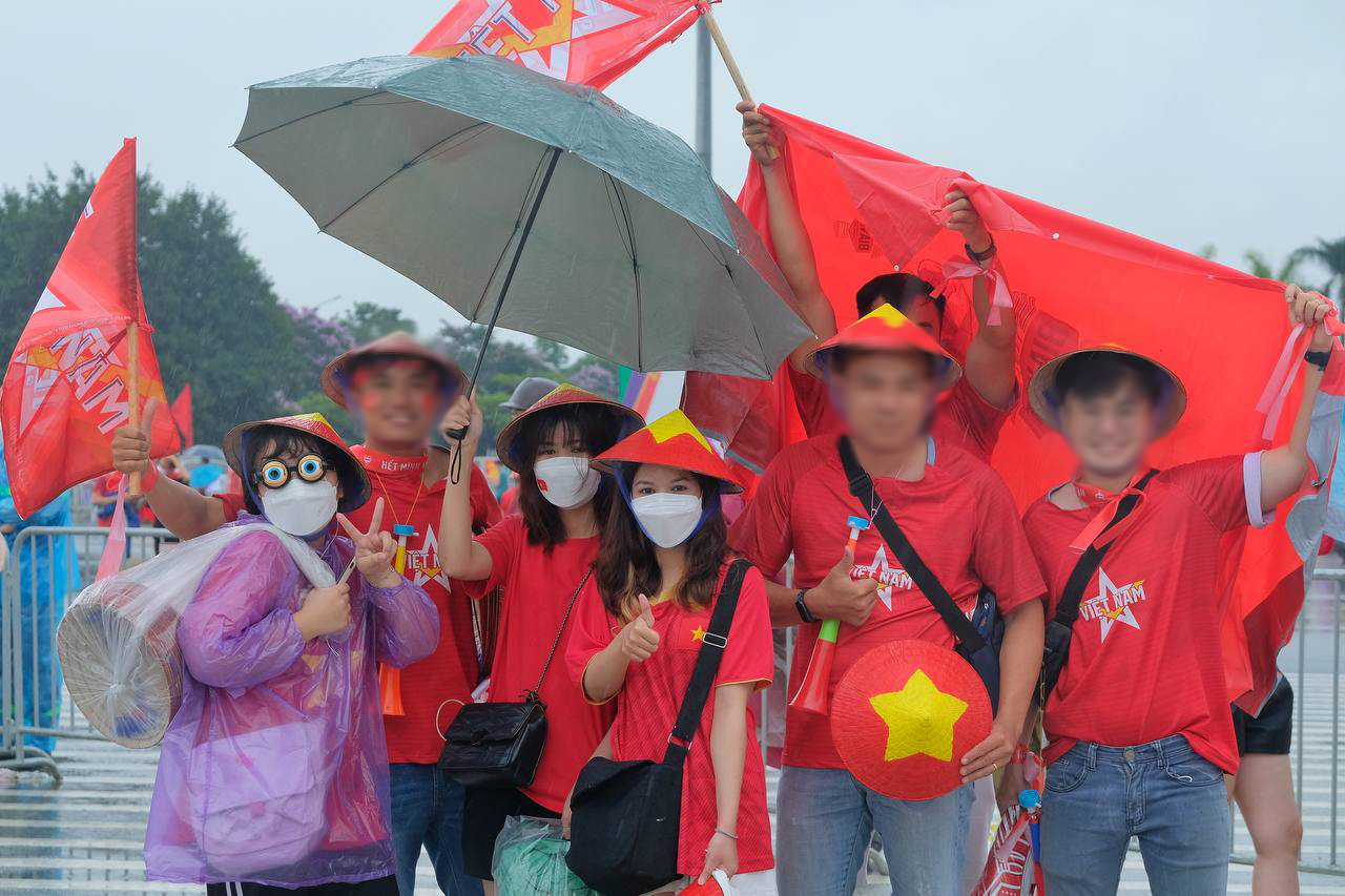 Ngay lúc này tại Mỹ Đình: Người dân đội mưa xếp hàng trước mấy tiếng đồng hồ để xem U23 Việt Nam đá chung kết SEA Games - Ảnh 6.