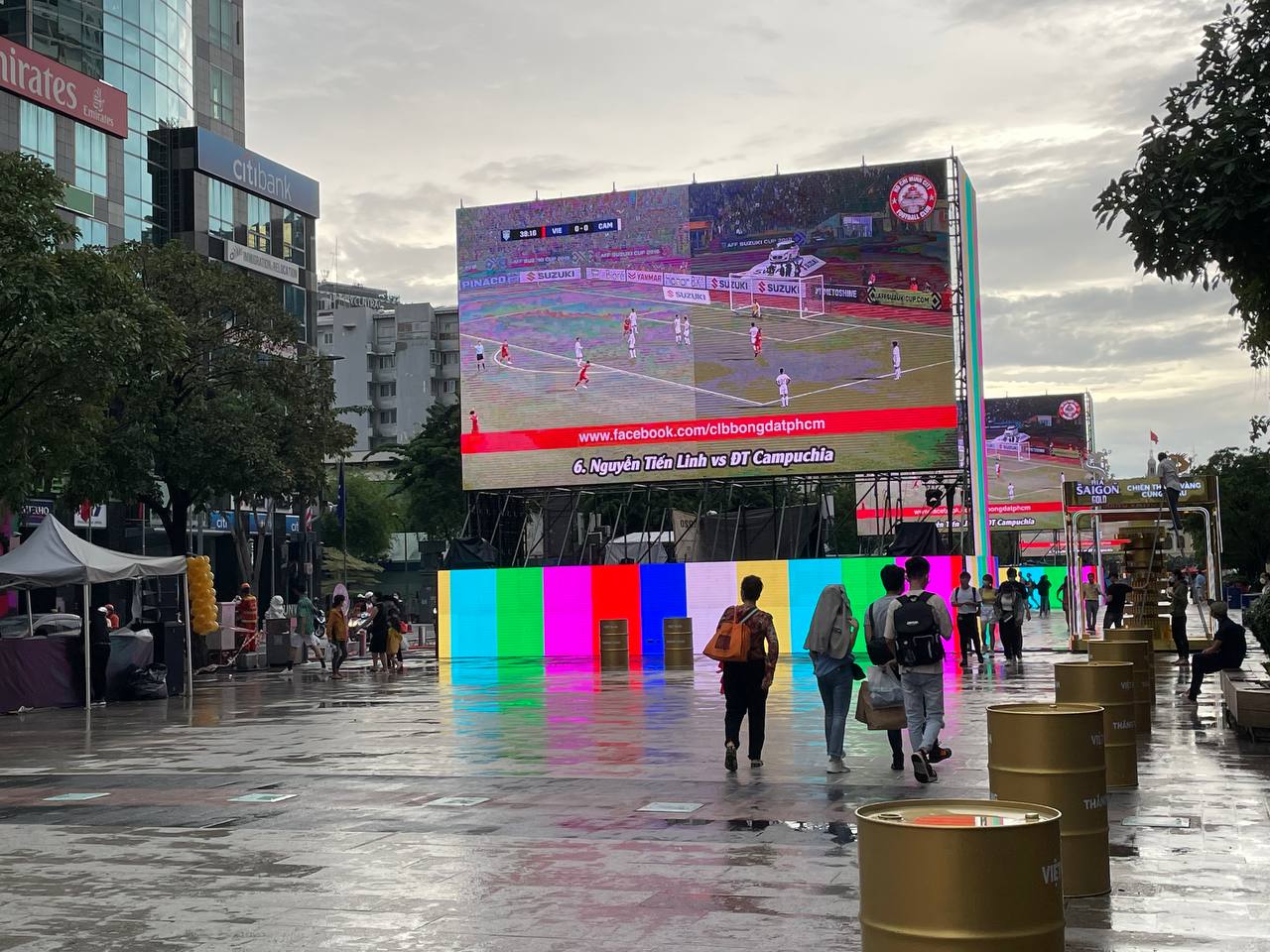 Ngay lúc này tại Mỹ Đình: Người dân đội mưa xếp hàng trước mấy tiếng đồng hồ để xem U23 Việt Nam đá chung kết SEA Games - Ảnh 12.