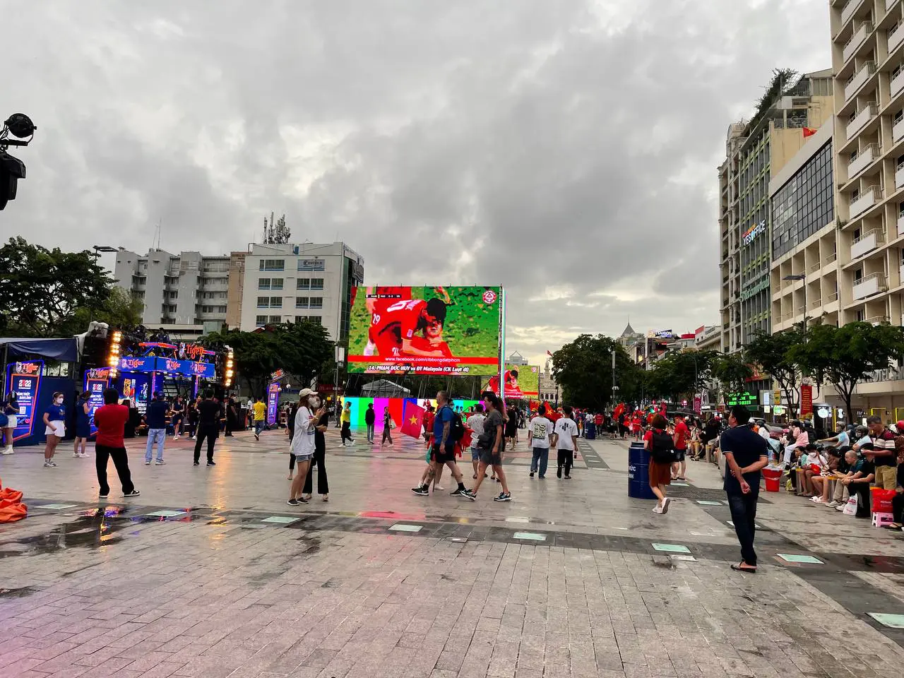 Ngay lúc này tại Mỹ Đình: Người dân đội mưa xếp hàng trước mấy tiếng đồng hồ để xem U23 Việt Nam đá chung kết SEA Games - Ảnh 16.
