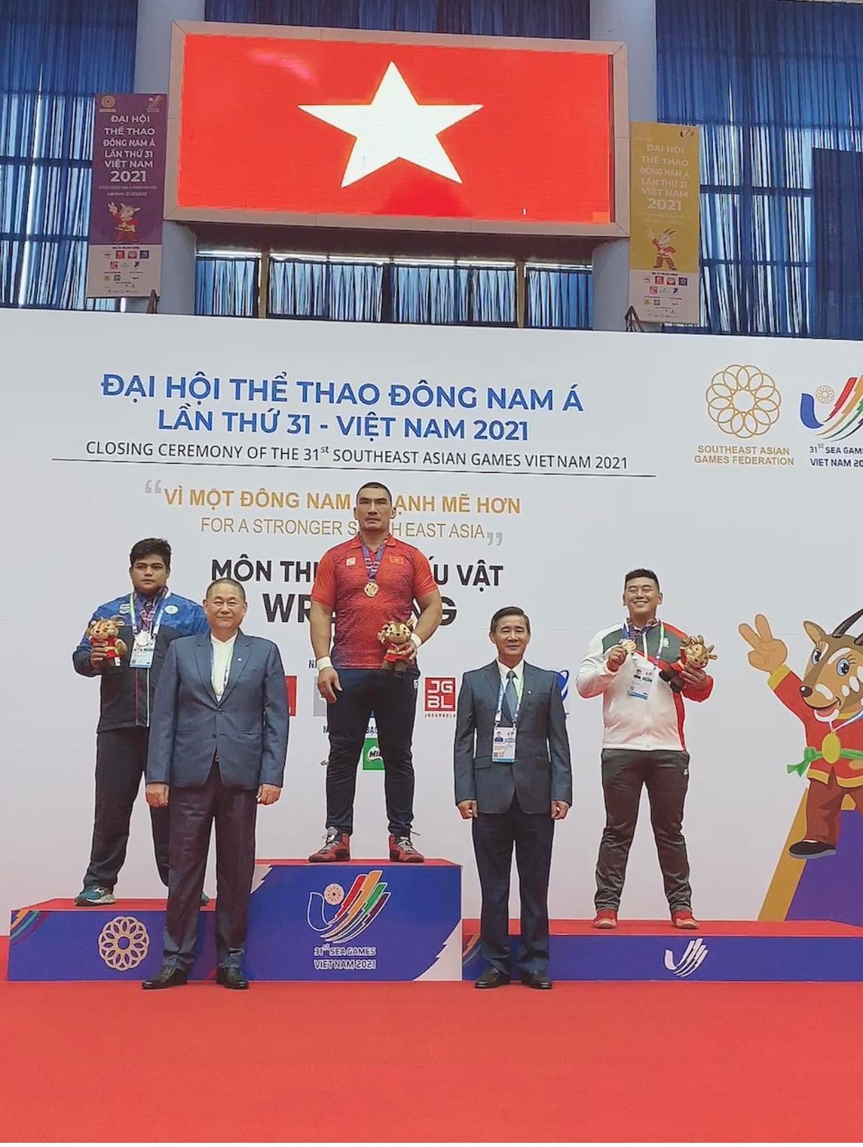 "Gã khổng lồ" cao 1m92 nặng 125kg và cô vợ thua 77kg: Hôm trước đoạt Vàng SEA Games, hôm sau về gấp để cưới vợ! - Ảnh 4.