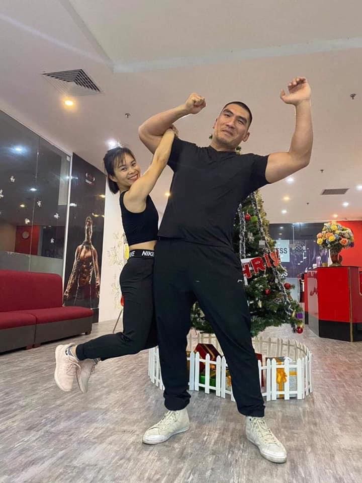 "Gã khổng lồ" cao 1m92 nặng 125kg và cô vợ thua 77kg: Hôm trước đoạt Vàng SEA Games, hôm sau về gấp để cưới vợ! - Ảnh 3.