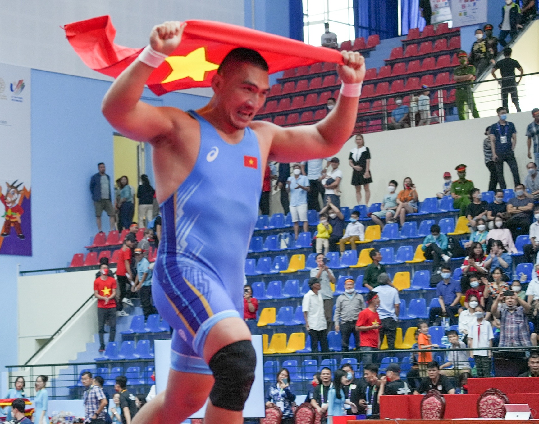 "Gã khổng lồ" cao 1m92 nặng 125kg và cô vợ thua 77kg: Hôm trước đoạt Vàng SEA Games, hôm sau về gấp để cưới vợ! - Ảnh 5.